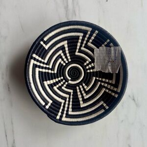 Handwoven Rwanda Basket 9” Black&Natural Spiral Pattern Sisal Africa NEW w/ Tag